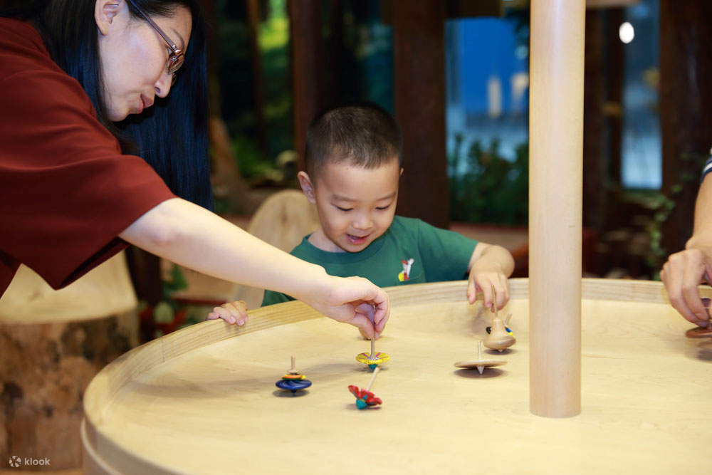 Gyro Arena - Observa el mágico fenómeno centrífugo y explora el secreto del equilibrio en el juego. Diferentes giroscopios se apoyan en diferentes centros de gravedad para mantenerse de pie y los colores en los giroscopios producirán efectos psicodélicos 